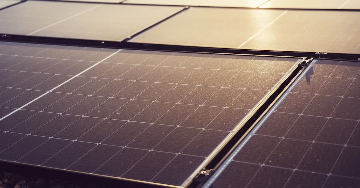 Fotowoltaika na zbiornikach wodnych: Optymalizacja potenṫjalu floating PV do CTR i intencji wyszukiwania.