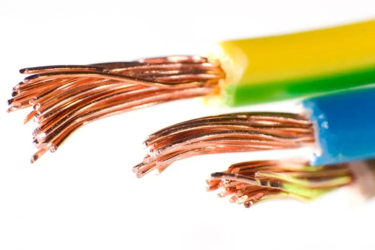 Zdjęcie Czy miedź przewodzi prąd? Odkryj jej niezwykłe właściwości elektryczne