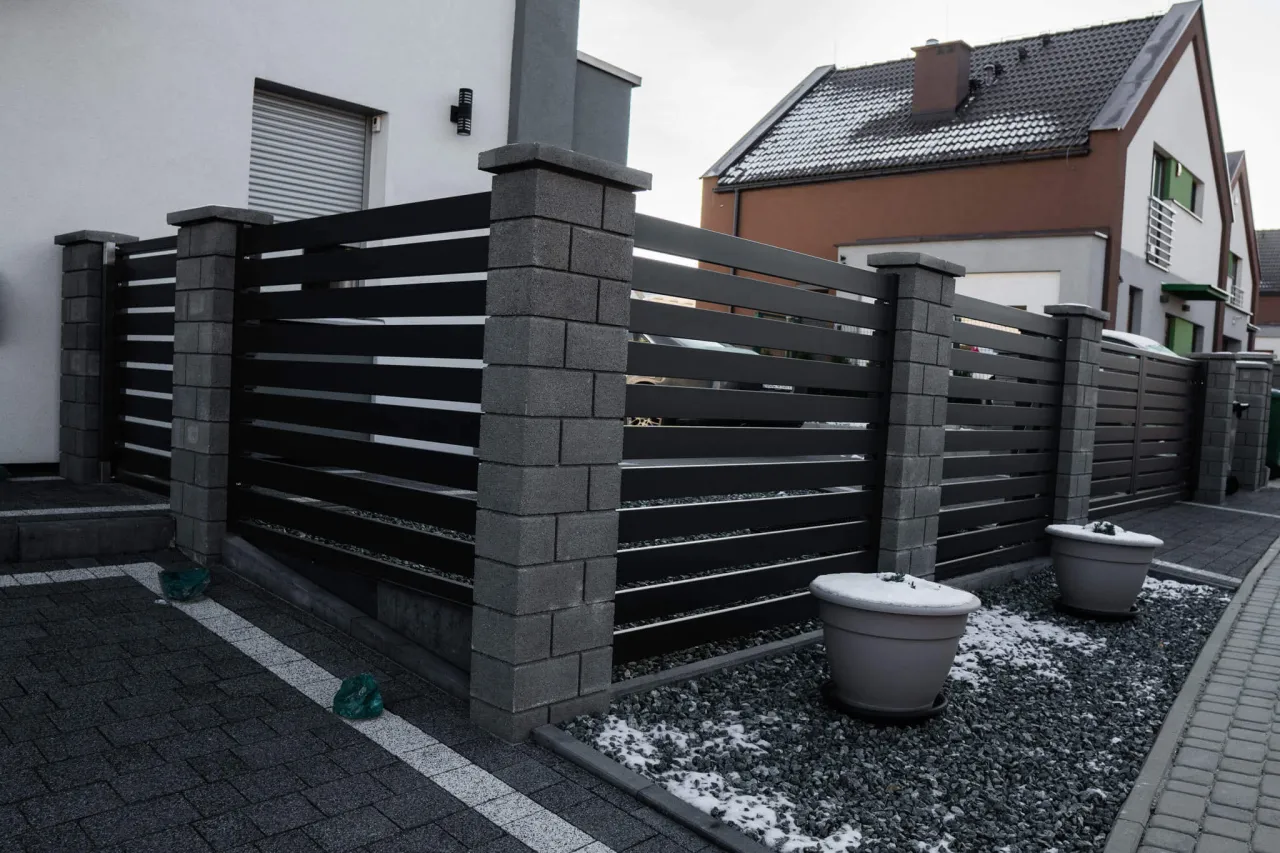 Zdjęcie Jak wysoki może być płot? Sprawdź maksymalne dozwolone wysokości