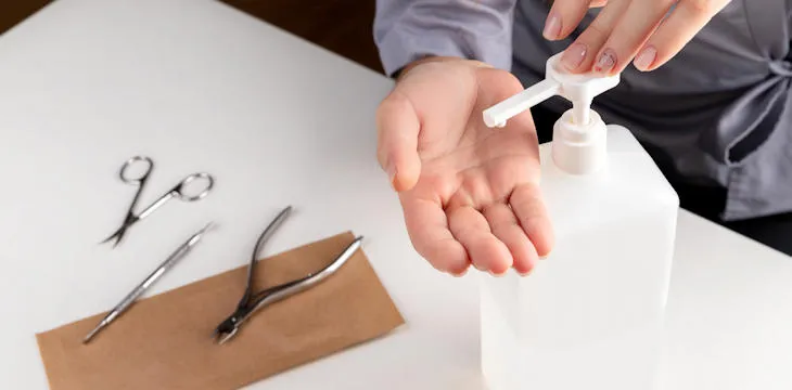 Zdjęcie Jak prawidłowo dezynfekować narzędzia do manicure i uniknąć błędów w higienie