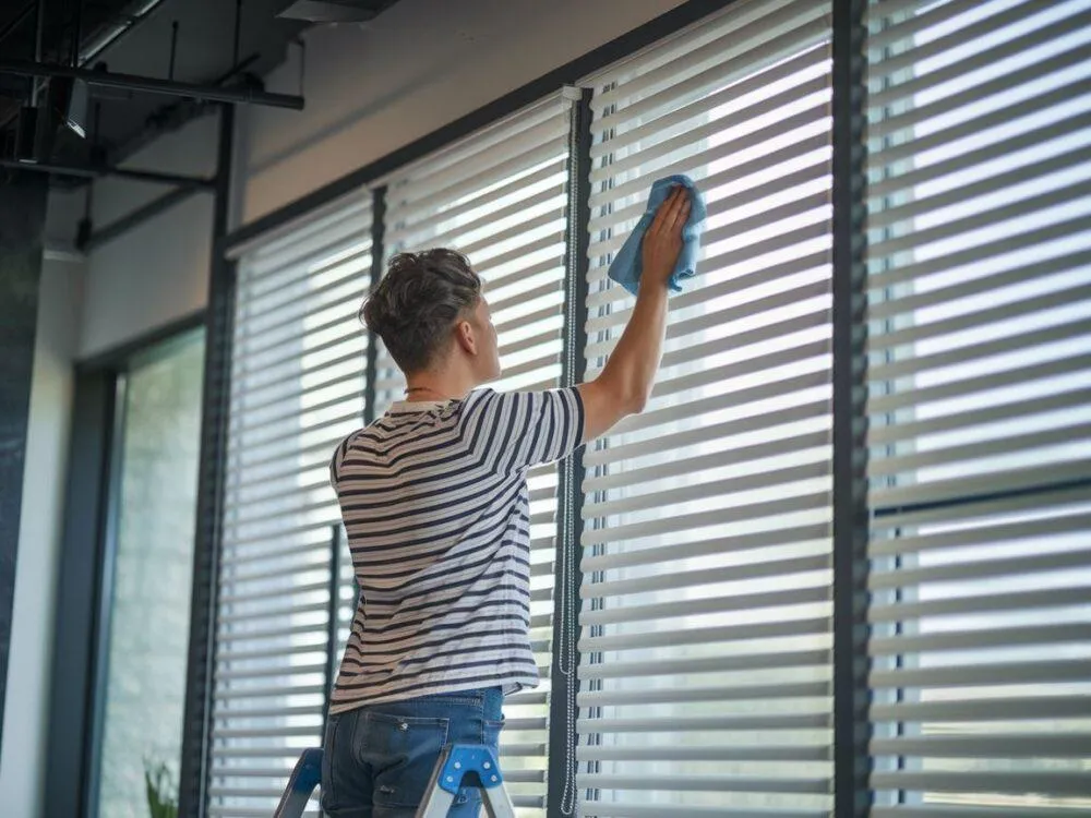 Zdjęcie Jak wyprać rolety materiałowe, aby uniknąć uszkodzeń i plam