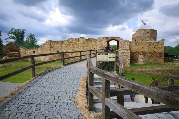 Zdjęcie Zamek w Inowłodzu: Historia, architektura i tajemnice ruin