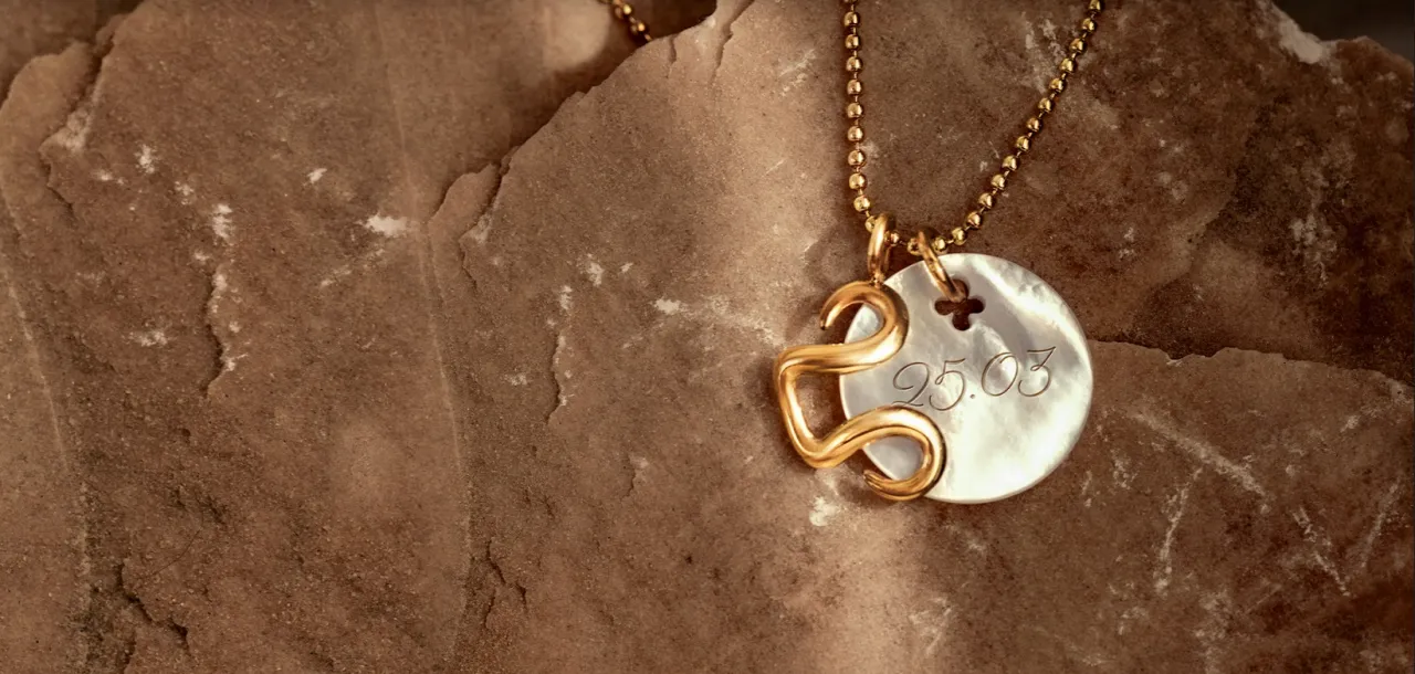 Zdjęcie Wisiorek co to? Odkryj jego znaczenie i wyjątkowe cechy biżuterii