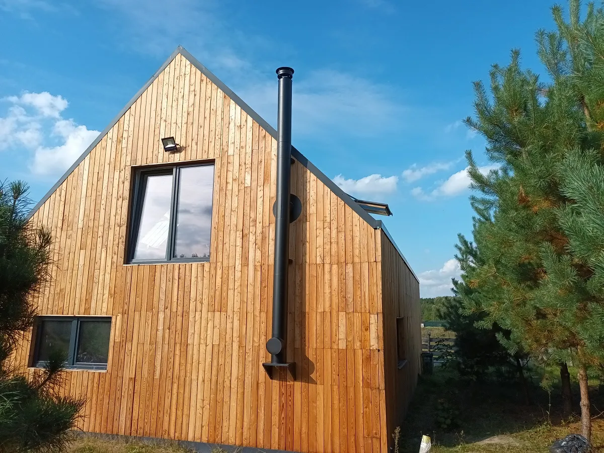 Zdjęcie Komin do domu drewnianego: Bezpieczny wyb&oacute;r i montaż krok po kroku