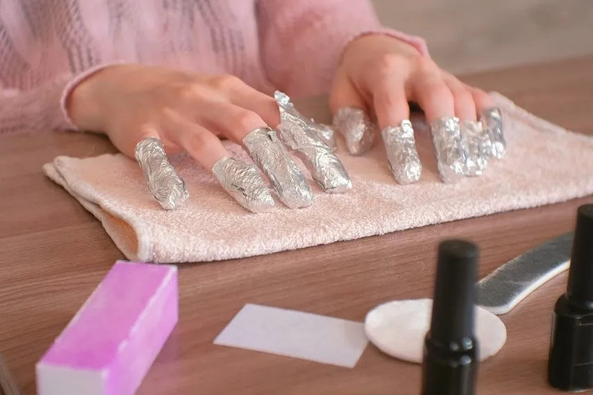 Zdjęcie Jak skutecznie zmywać hybrydy? Najlepsze metody i produkty do zmywania.