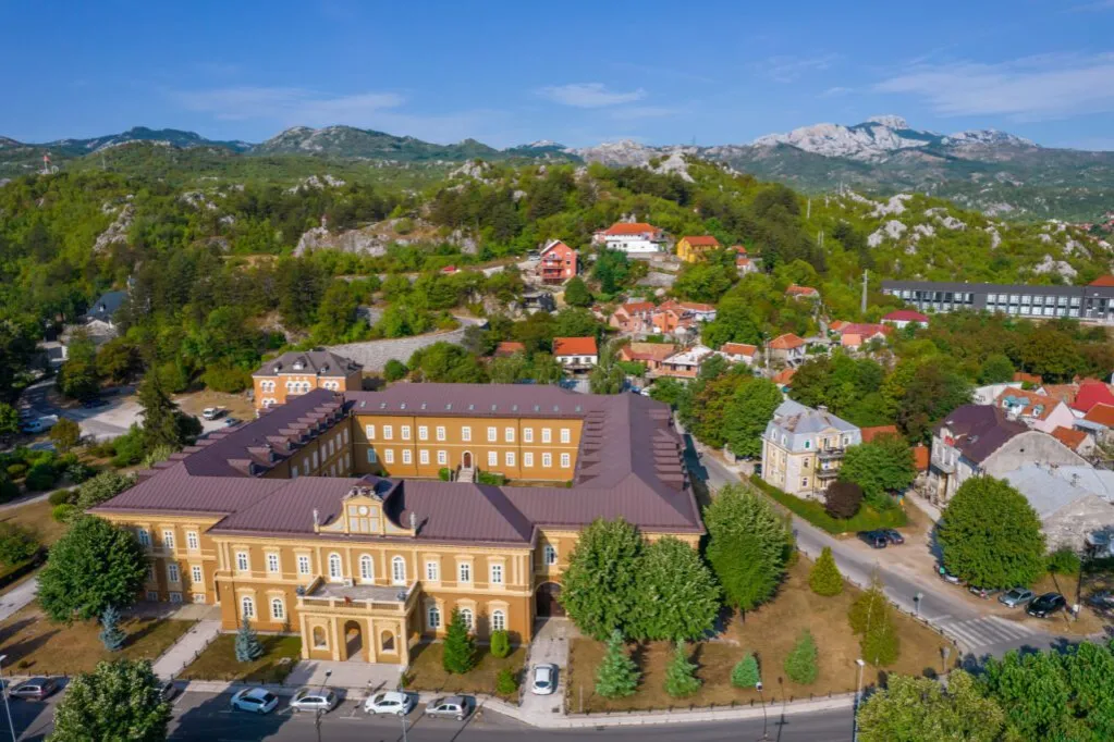 Zdjęcie Gdzie nocleg w drodze do Czarnogóry? Tanie opcje i sprawdzone miejsca