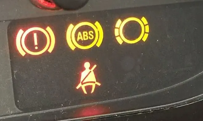 Zdjęcie Bremsflüssigkeit wechseln kosten: So sparen Sie bei Ihrem Fahrzeug