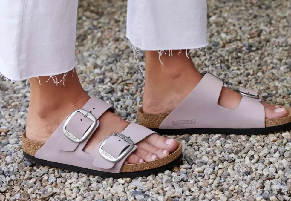 Zdjęcie Birkenstock stylizacje: jak łączyć klapki z elegancją i luzem?