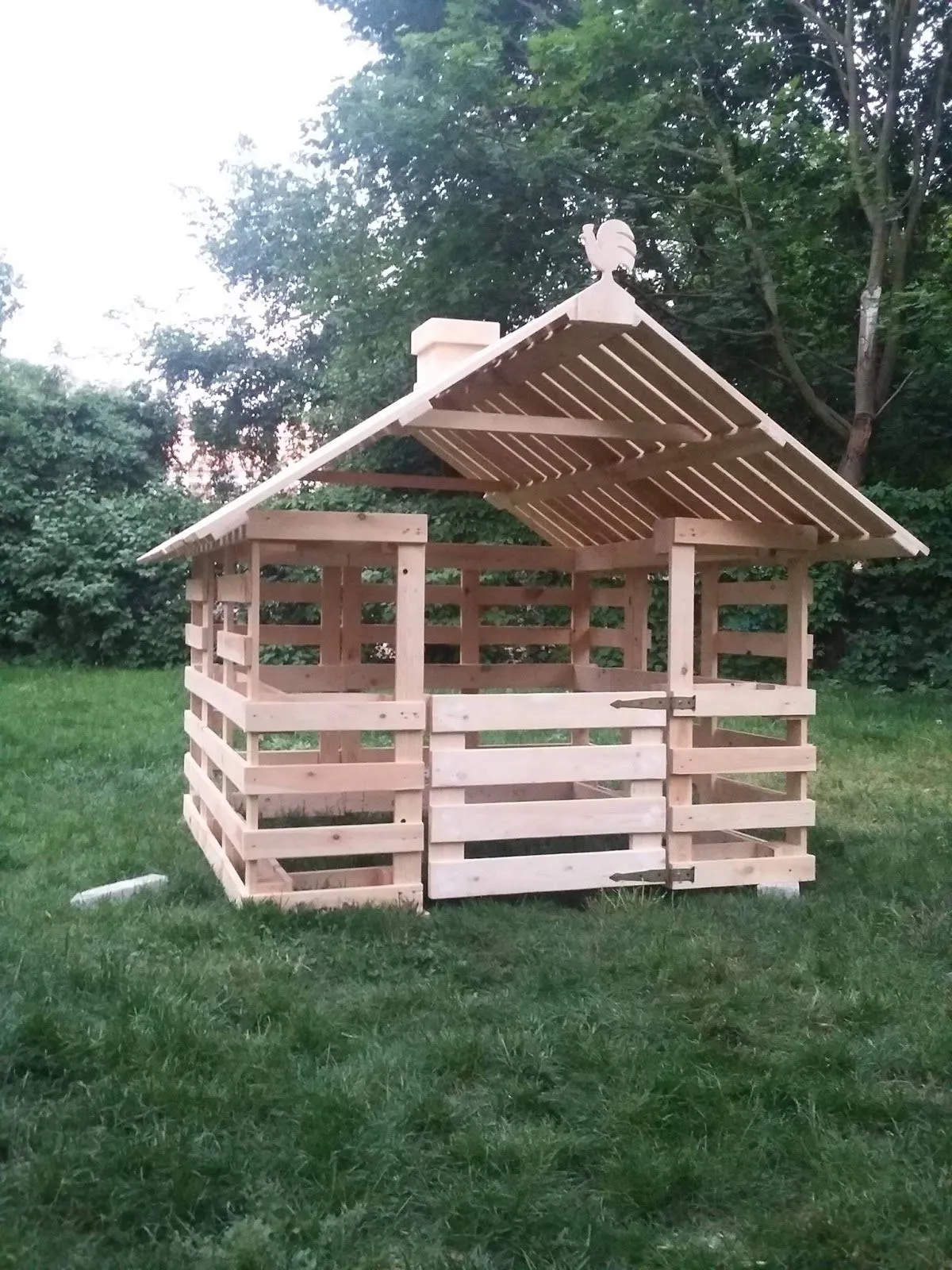 Zdjęcie Jak zbudować domek z palet dla dzieci DIY - proste i tanie rozwiązania