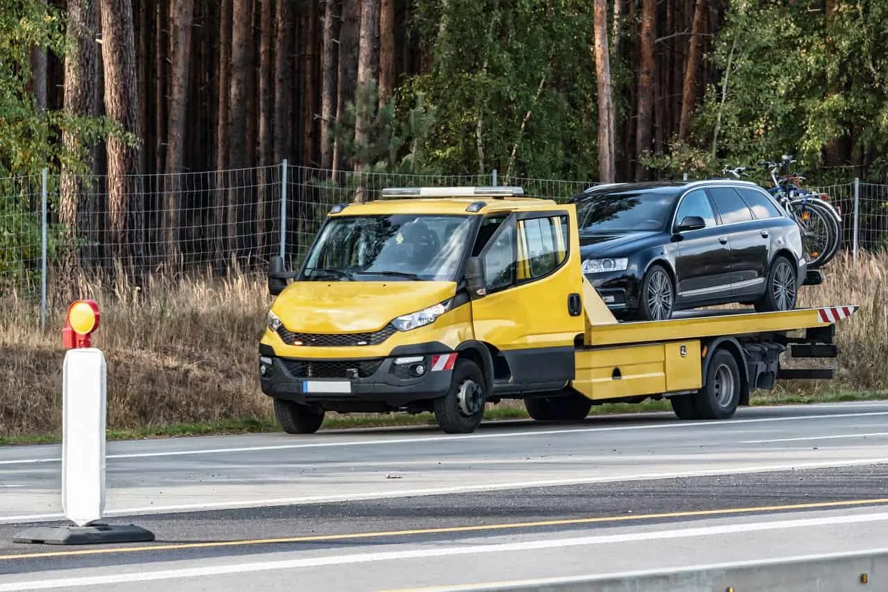 Zdjęcie Ile kosztuje holowanie samochodu na parking policyjny? Sprawdź stawki i opłaty