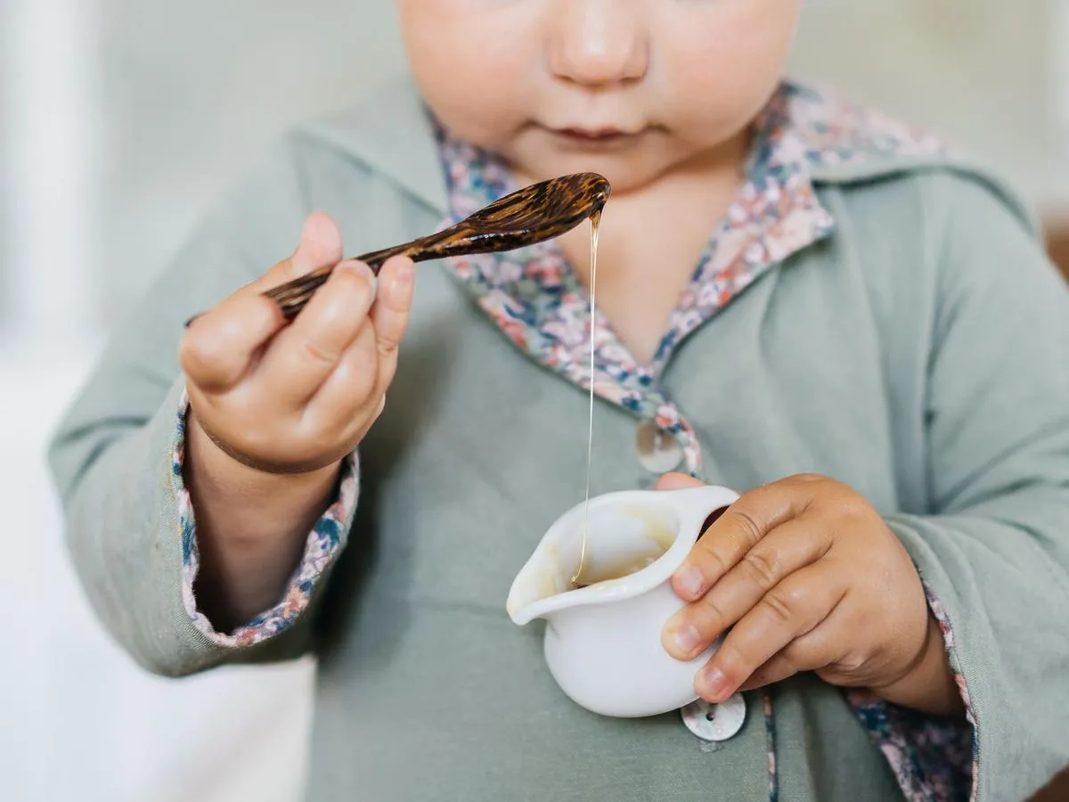 Zdjęcie Od kiedy dziecko może jeść miód? Bezpieczeństwo i ryzyko dla niemowląt