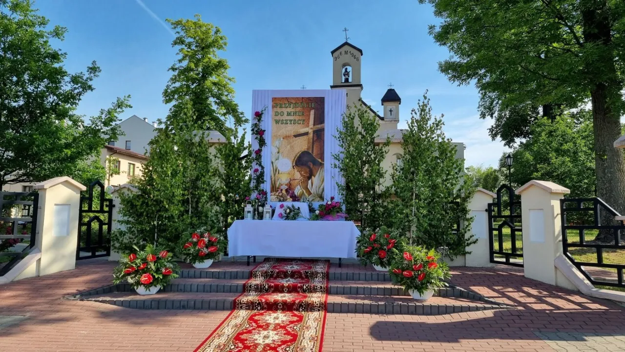 Zdjęcie Ile ołtarzy na Boże Ciało? Odkryj ich głębokie znaczenie i symbolikę