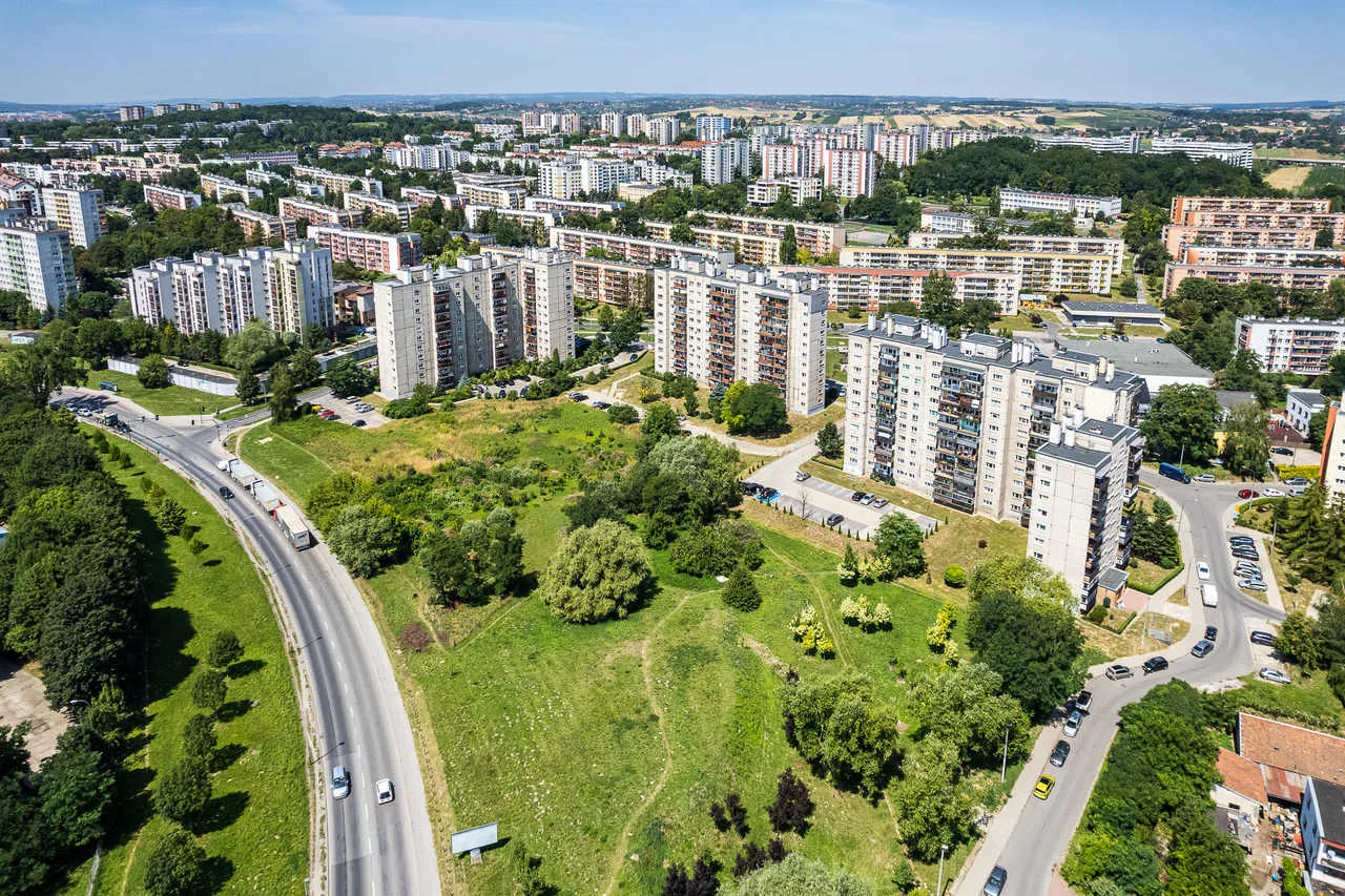 Zdjęcie Jak dojechać do osiedla Tysiąclecia w Krakowie? Sprawdź trasy i linie