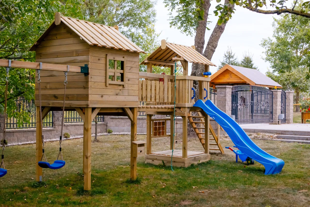 Zdjęcie Czym pomalować drewniany plac zabaw, aby był bezpieczny dla dzieci?