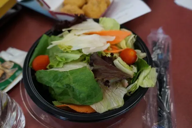 Zdjęcie Ile kalorii ma sałatka w McDonald's? Zaskakujące fakty o kaloriach