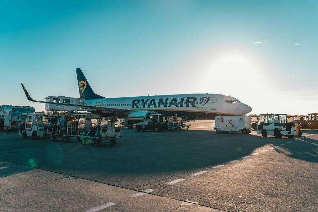 Zdjęcie Co można przewozić w bagażu rejestrowanym Ryanair? Uniknij problemów!