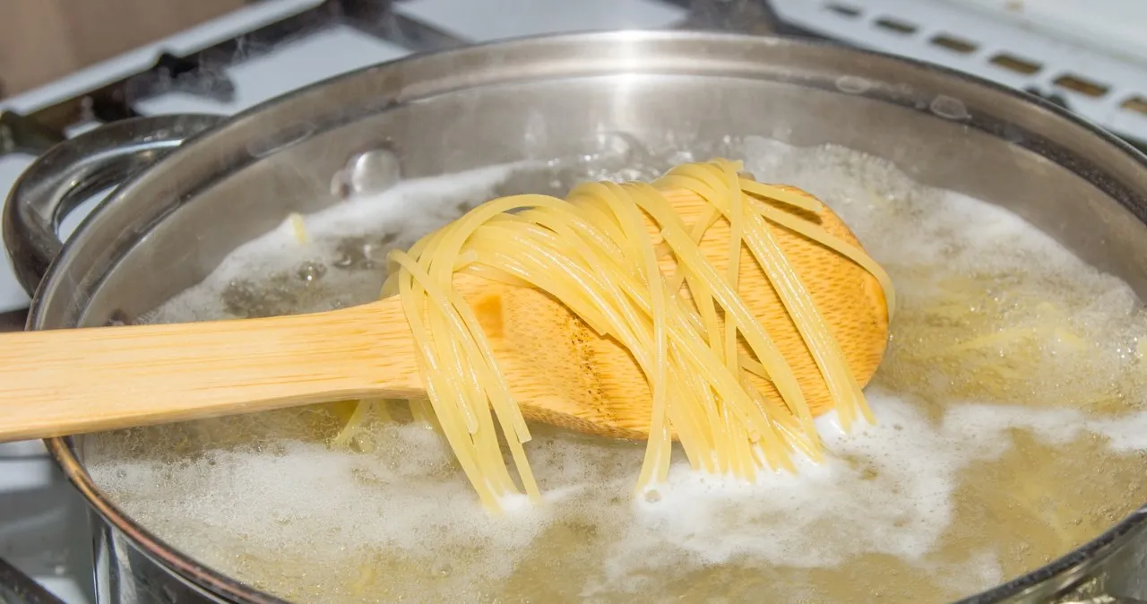 Zdjęcie Ile gotuje się woda na makaron, aby uniknąć sklejania i błędów