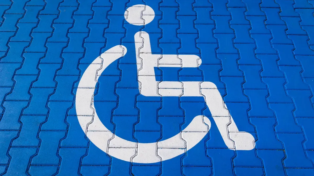Zdjęcie Czy miejsca parkingowe dla niepełnosprawnych są płatne? Sprawdź zasady.