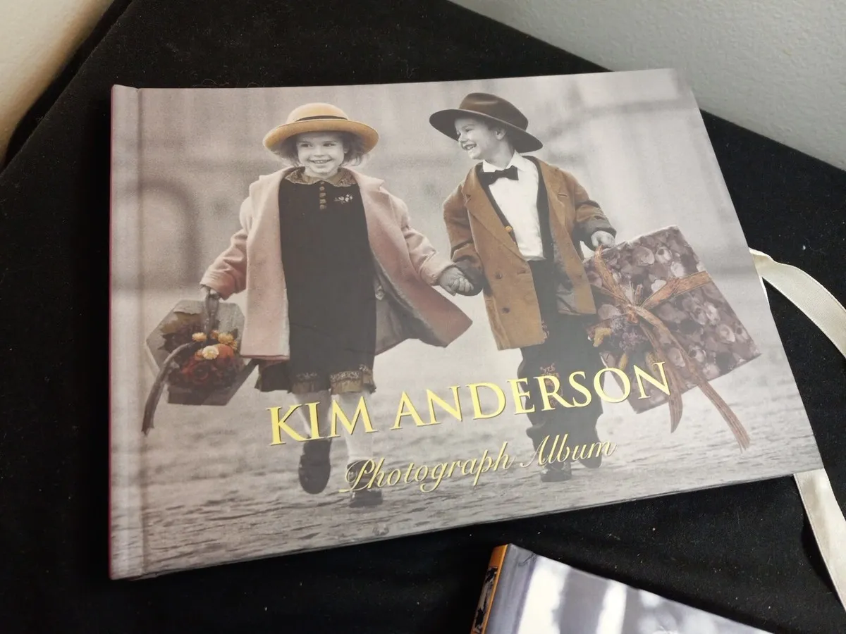 Zdjęcie Kim Anderson fotograf: odkryj nostalgiczne portrety dzieci w kolorze