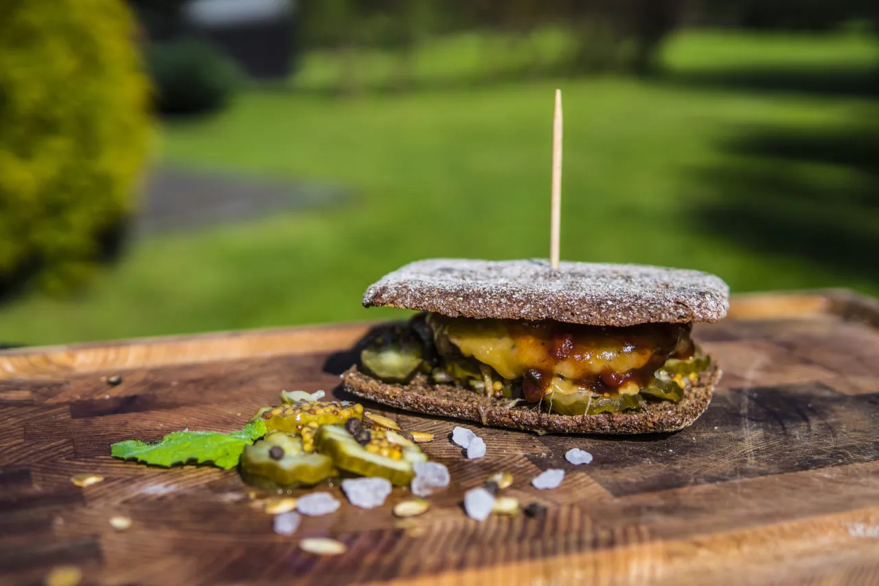 Zdjęcie Jaki ogórek do burgera, aby zaskoczyć smakiem i chrupkością?