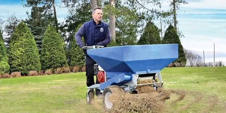 Zdjęcie Po co piaskować trawnik? Odkryj kluczowe korzyści dla zdrowia trawy
