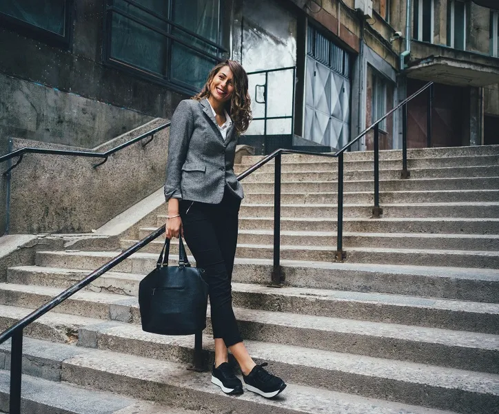 Zdjęcie Czarne adidasy stylizacje – jak tworzyć modne i wygodne zestawienia