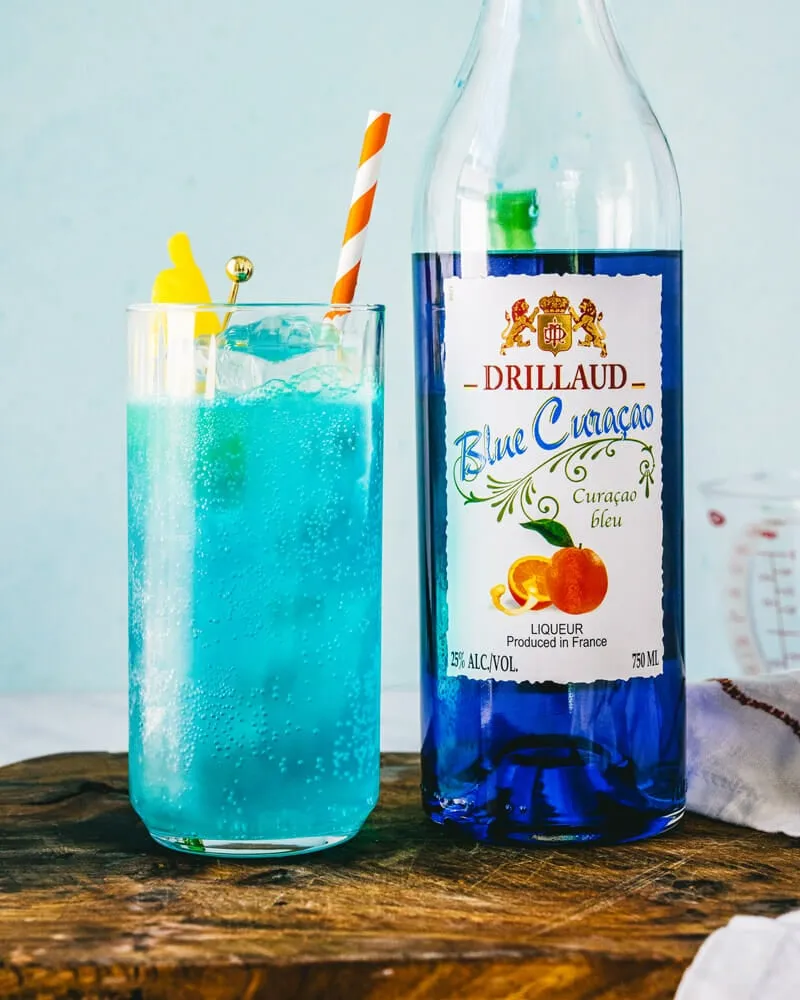 Zdjęcie Pyszne drinki z niebieskim curacao, które zachwycą Twoich gości