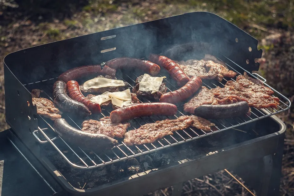 Zdjęcie Jak długo grillować kaszankę, aby uniknąć pęknięć i przypalenia?