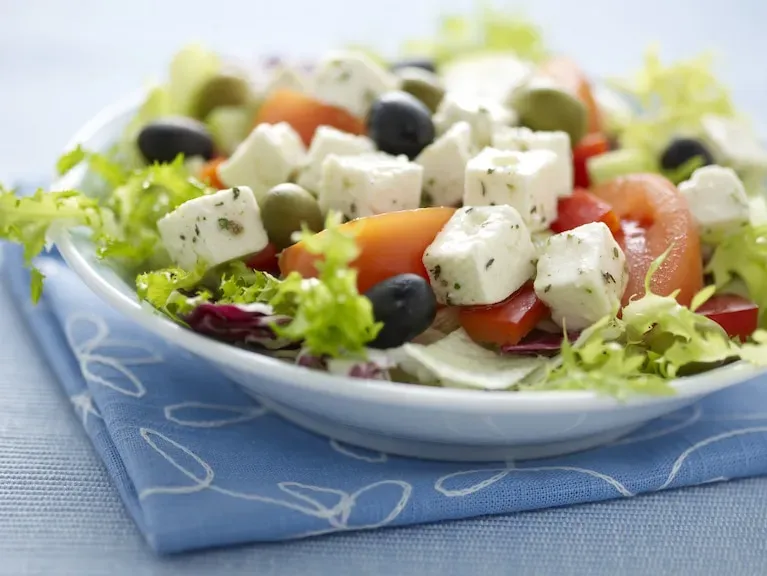 Zdjęcie Jaki ser feta do sałatki greckiej, by uniknąć rozczarowania smakiem?