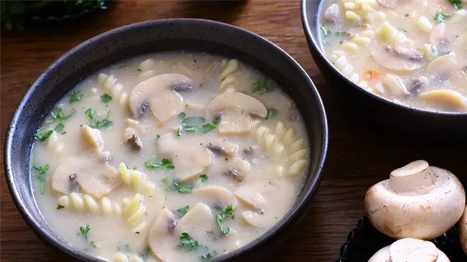 Zdjęcie Ile kcal ma zupa grzybowa z makaronem? Sprawdź kalorie i przepisy