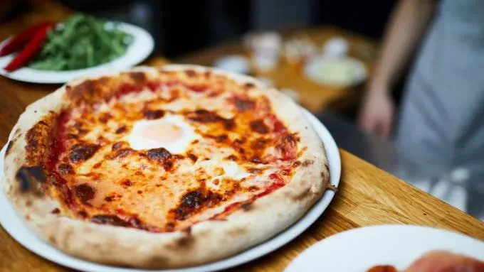 Zdjęcie Ile waży jeden kawałek pizzy? Zaskakujące różnice w wagach!