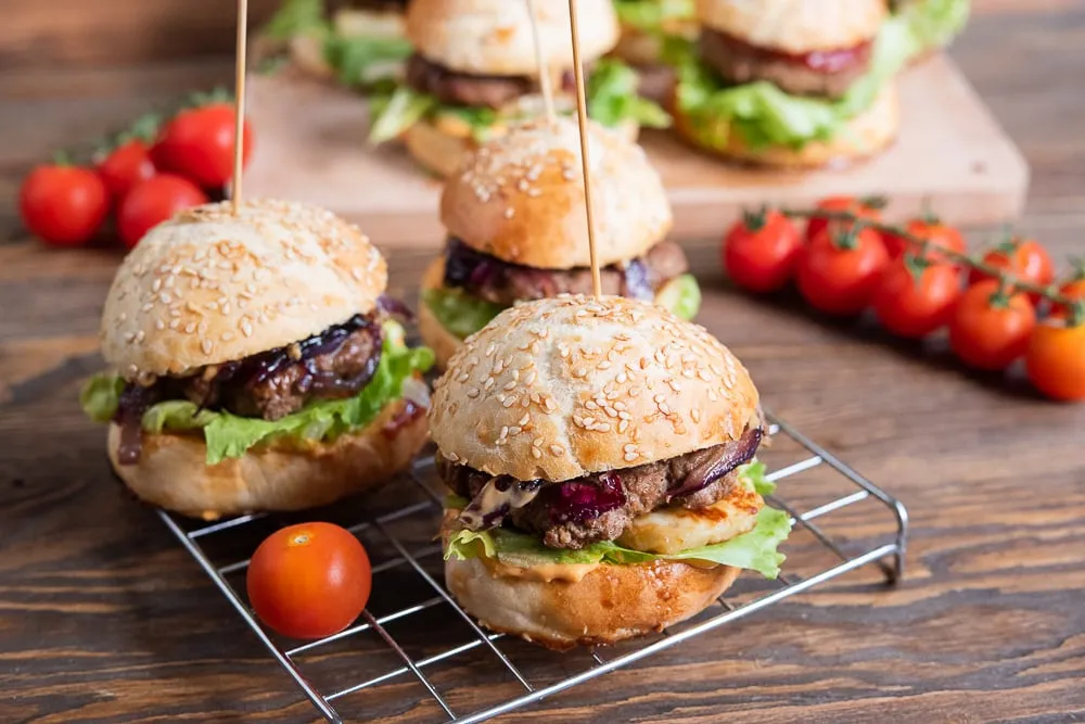 Zdjęcie Jak zrobić domowe burgery, które zachwycą smakiem i prostotą