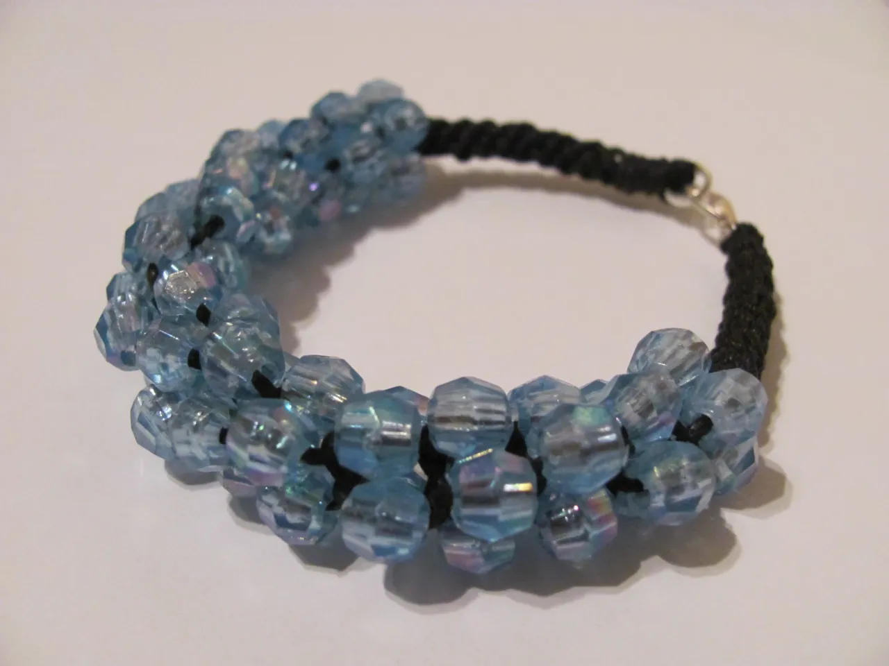 Zdjęcie Jak zrobić bransoletkę z nitki – proste sposoby na piękne efekty