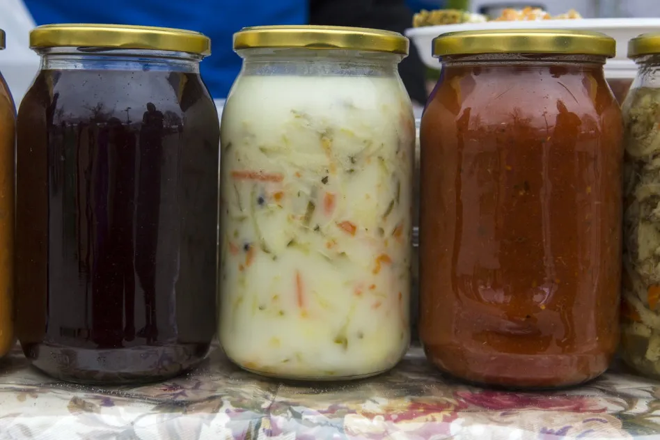 r&oacute;żne zupy w słoikach