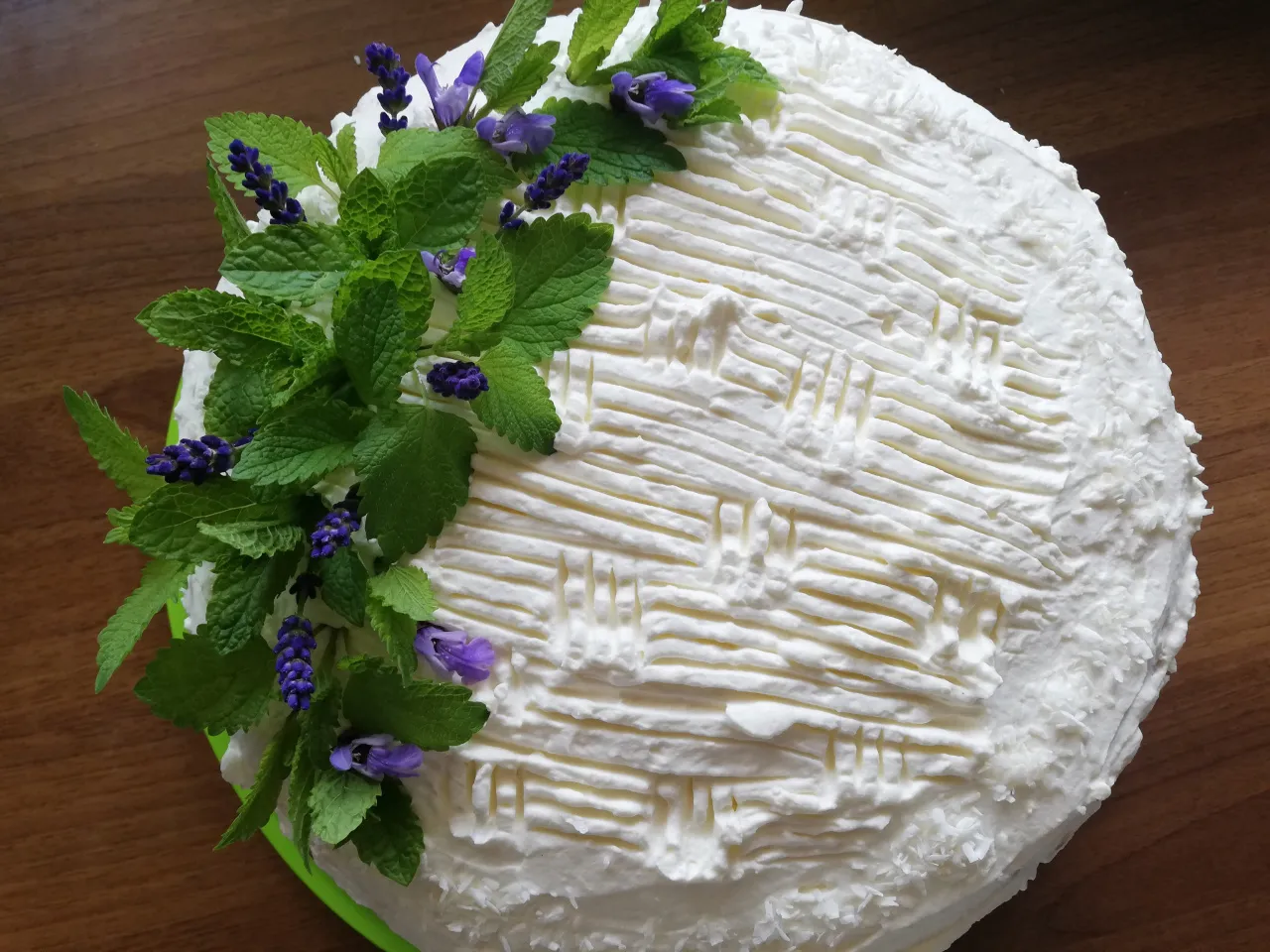 tort dekorowany zielonymi wiórkami kokosowymi