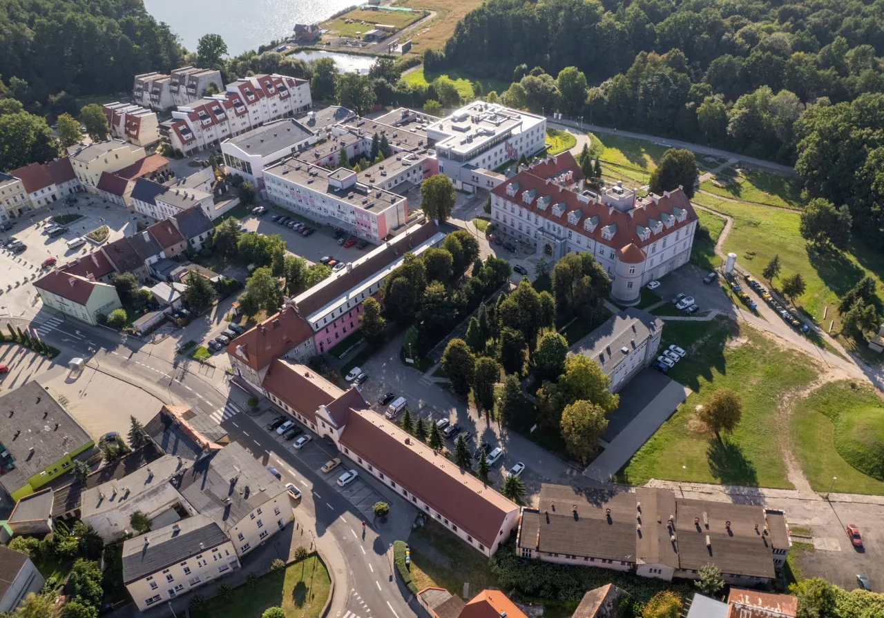 Widok z lotu ptaka na kompleks budynków, w tym szpital rehabilitacyjny. Zastanawiasz się, ile trwa rehabilitacja w Korfantowie?