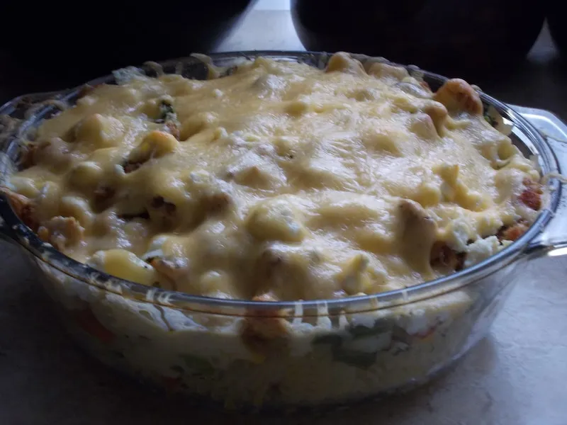 szybka zapiekanka makaronowa z warzywami i fetą