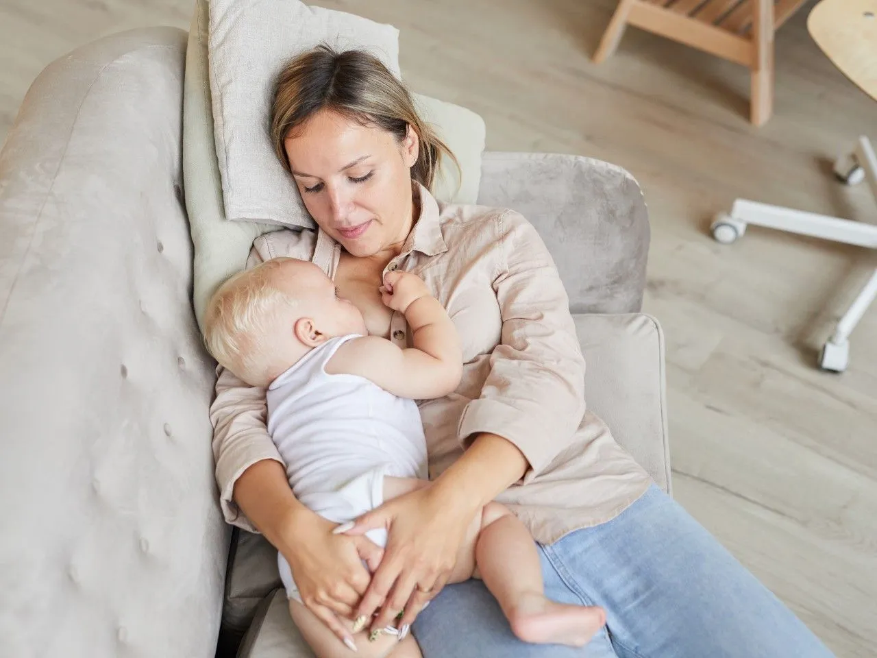 karmienie piersią na leżąco pozycja matki i dziecka