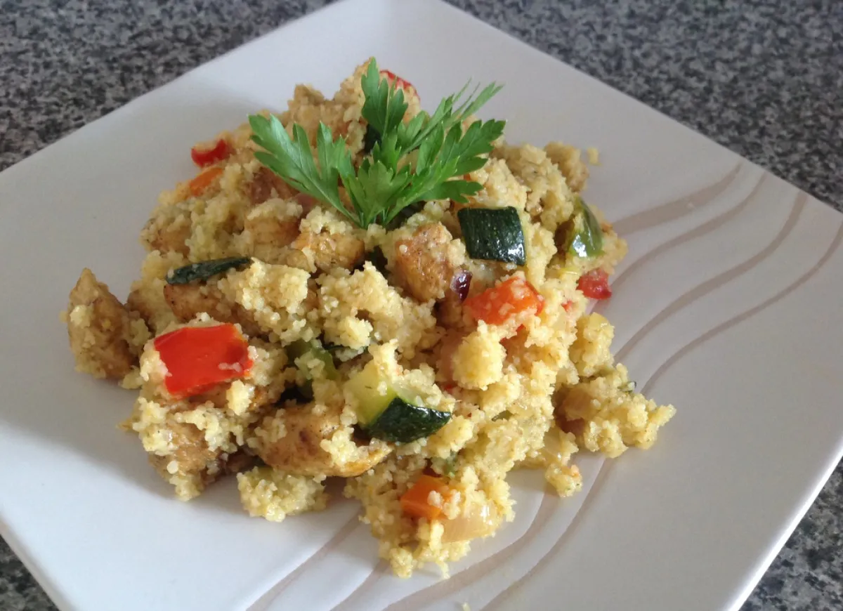 kuskus na talerzu z warzywami i kurczakiem
