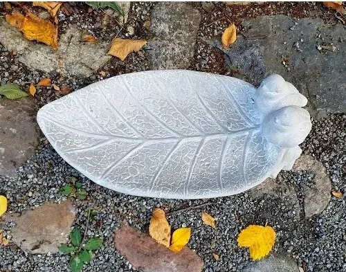 poidło dla ptaków z cementu i liścia