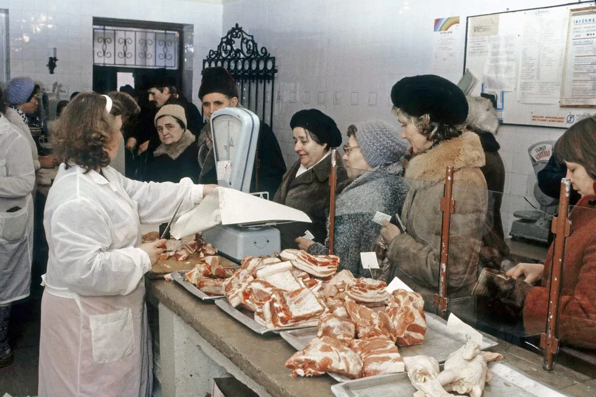 rzeźnik w sklepie mięsnym