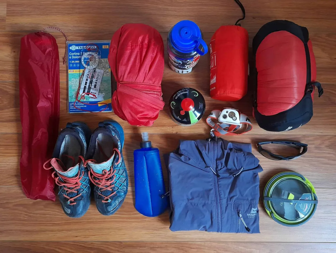 Attrezzatura trekking essenziale zaino scarponi