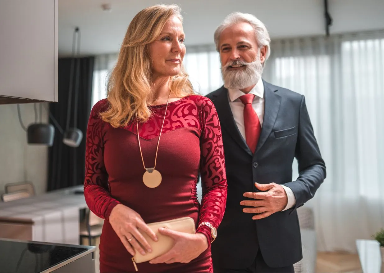 elegancka dojrzała kobieta w sukience wizytowej na wesele