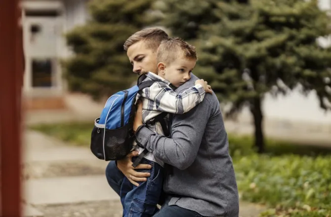 zmartwione dziecko odmawiające pójścia do szkoły