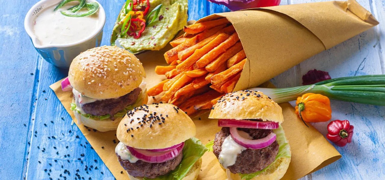 burger z frytkami z batatów