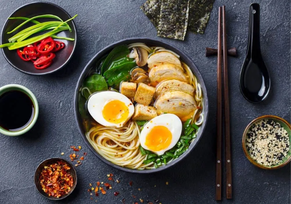 Pięknie podany ramen z dodatkami