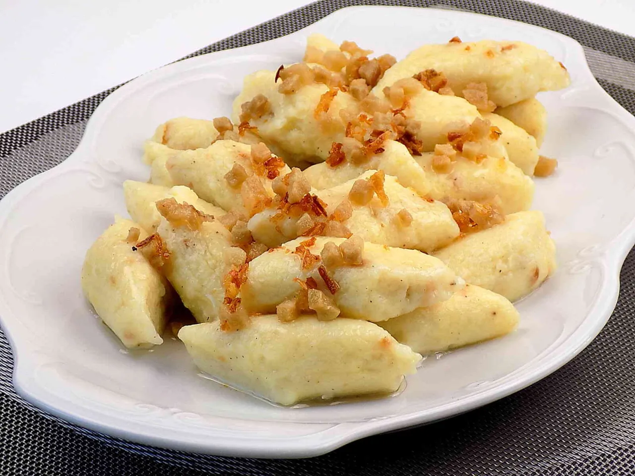 pierogi ruskie, placki ziemniaczane, zapiekanka makaronowa