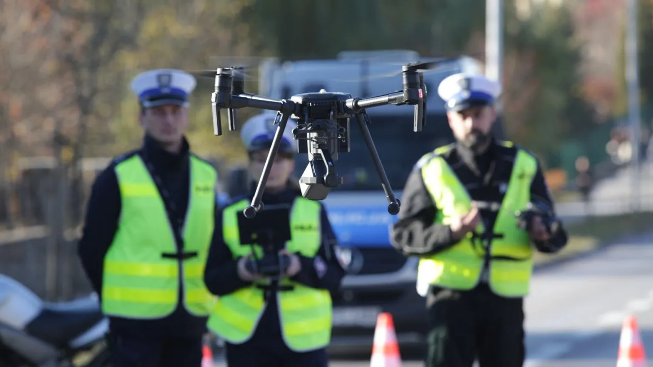 Policjanci z dronem kontrolują ruch. Zastanawiasz się, po jakim czasie przychodzi mandat z drona? Czas oczekiwania może być r&oacute;żny.