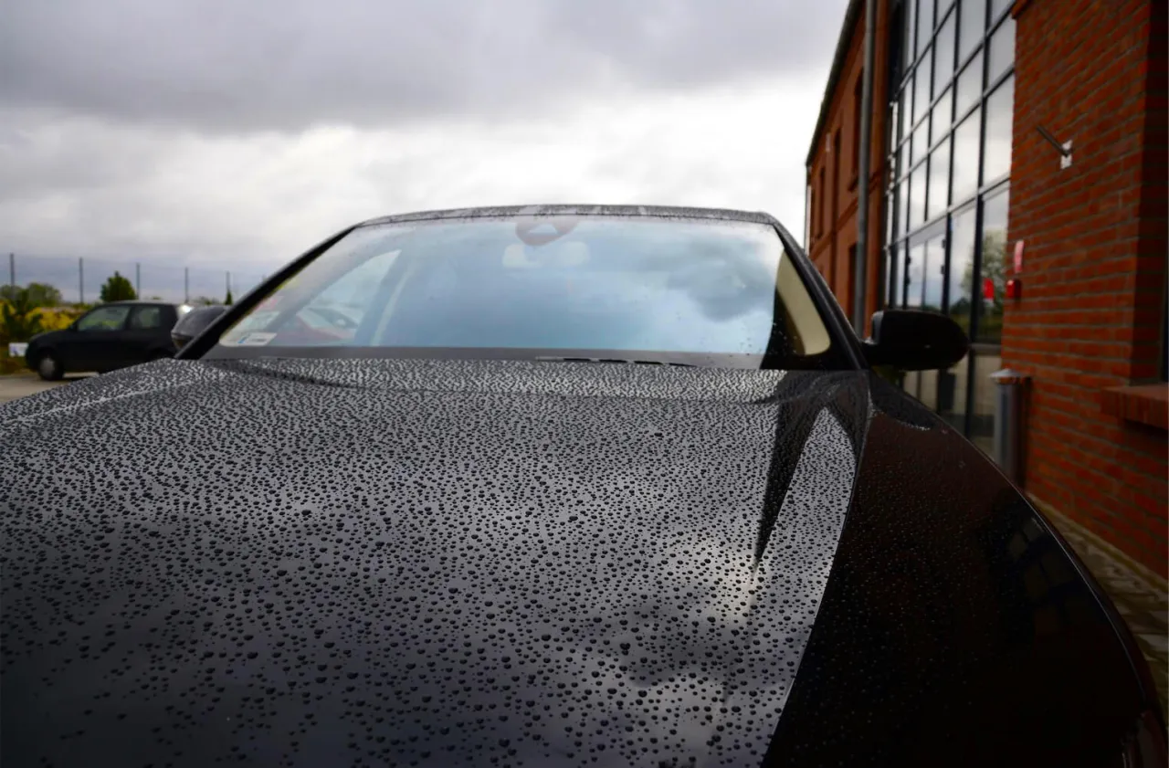 Samoch&oacute;d woskowany z efektem hydrofobowym