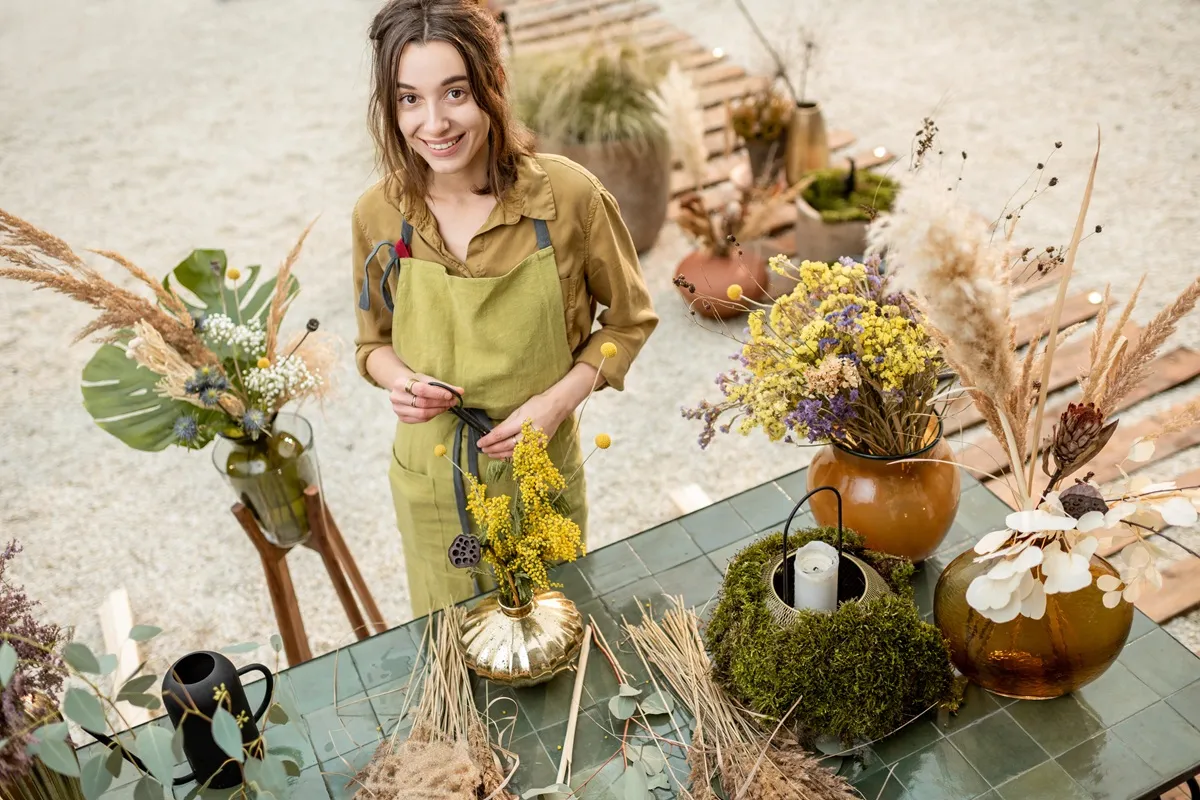 kobieta z pasją, hobby, malowanie, ogród